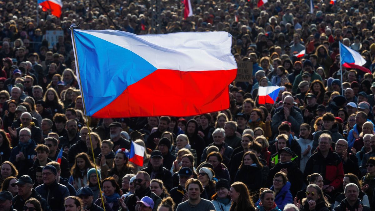 Komu patří vlajka? Vlastenectví jsme nechali nacionalistům, říká historička umění