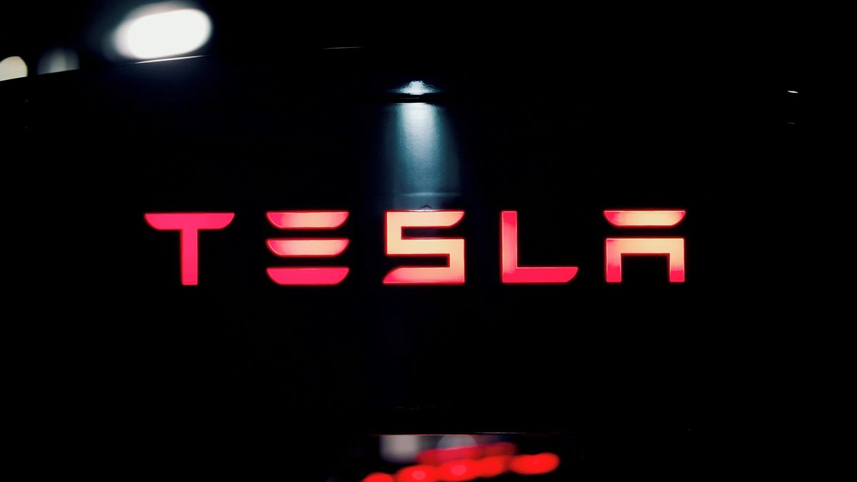 Tesla ve čtvrtletí překonala odhady, automobilový byznys jí ale dále slábne