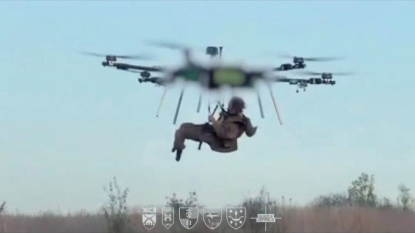 Video: Risk na frontě vyšel. Dron evakuoval vojáka